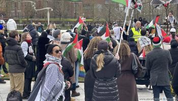 احتجاج شبابي أمام مدخل برلمان الدنمارك تأييداً لفلسطين اليوم (العربي الجديد)