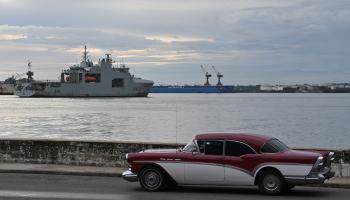 سفينة البحرية الكندية "مارغاريت بروك" لدى وصولها كوبا. 14 يونيو 2024 (رويترز)