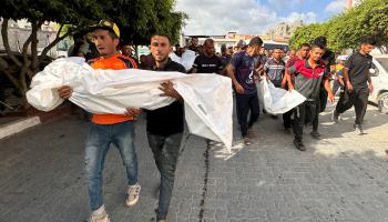 حرب غزة | شهداء في خانيونس جراء القصف الإسرائيلي 30/6/2024 (كامل حمدان/رويترز)