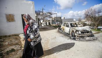 سيارة أحرقها مستوطنون يهود في قرية جالود عام 2023 (ناصر أشتية/ Getty)