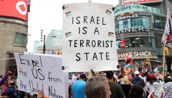 رفع المتظاهرون لافتات "إسرائيل دولة إرهابية" و"طرد الولايات المتحدة من الأمم المتحدة" (ميرت ألبر درويش/الأناضول)