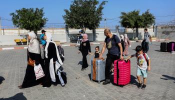 يغادرون غزة من معبر رفح الحدودي، الأول من نوفبر 2023 (عبد الرحيم الخطيب/ فرانس برس)