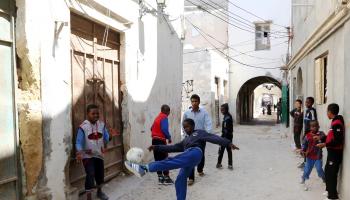 الأطفال الأكثر تعرضاً للدغات العقارب في ليبيا (محمود تركية/ فرانس برس)