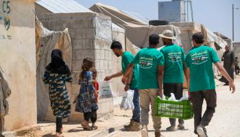 توزيع مساعدات في مخيم بإدلب العام الماضي (رامي السيد/ Getty)