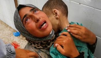 الطفل الفلسطيني الشهيد مصطفى حجازي ووالدته في مستشفى شهداء الأقصى في قطاع غزة - 14 يونيو 2024 (أشرف أبو عمرة/ الأناضول)