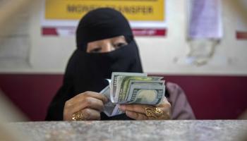 موظفة تُحصي دولارات في محل صرافة بمدينة تعز، 4 نوفمبر 2021 (أحمد الباشا/ Getty)