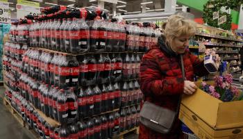 كوكاكولا مستوردة من كازاخستان معروضة قرب موسكو