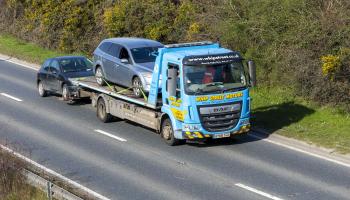 شاحنة صغيرة تنقل سيارات خردة في إنكلترا