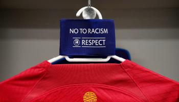 شعار لا للعنصرية في غرف خلع الملابس لمنتخب البرتغال، 2 يوليو 2023 (أليكس كاباروس/Getty)