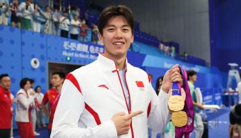 احتفل السباح الصيني وانغ شون بحصده الميداليات في دورة الألعاب الآسيوية، 29 سبتمبر 2023