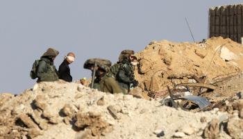 جنود إسرائيليون يعتقلون فلسطينيين في قطاع غزة - 19 نوفمبر 2023 (محمود الهمص/ فرانس برس)