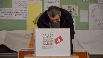 التزكيات للانتخابات الرئاسية التونسية خلال الدورة الثانية من الانتخابات المحلية، بنزرت، فبراير الماضي(Getty)