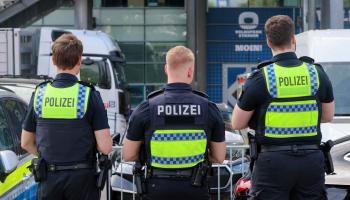 عناصر من الشرطة لتأمين مباراة في ألمانيا يوم 3 مايو/أيار (ماركو ستينبرينير/Getty)