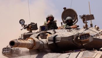 محاولات إسرائيلية لإنهاء حرب غزة دبابة للاحتلال على حدود قطاع غزة، 18 يونيو، 2024 (جاك غوز/فرانس برس)