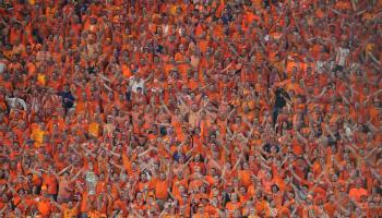 جماهير منتخب هولندا في المواجهة ضد فرنسا على ملعب ريد بول أرينا، 21 يونيو/حزيران (Getty)