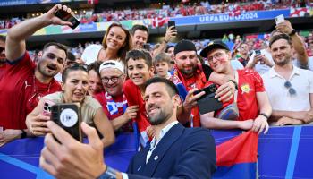 التقط ديوكوفيتش الصور مع جماهير منتخب صربيا، 25 يونيو 2024 (سيباستيان ويدمان/Getty)