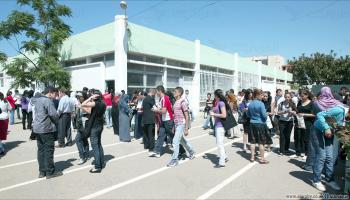 طلاب قبيل دخولهم إلى مركز الامتحان في العاصمة الجزائر / العربي الجديد