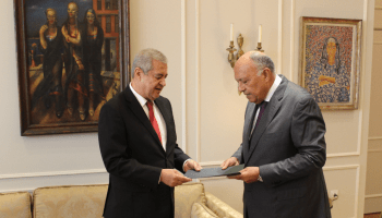 سفير الجزائر لدى القاهرة حسن رابحي خلال تسليم أوراق اعتماده، 5 يونيو 2024 (إكس)