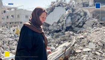 غزة.. فلسطينية تواصل البحث عن جثامين أطفالها الثلاثة