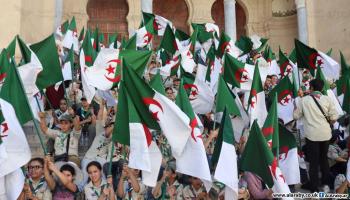 جزائربون يرفعون العلم الوطني بمناسبة عيد الاستقلال (العربي الجديد)