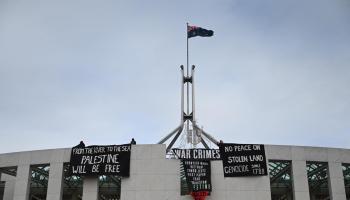 متظاهرون يصعدون مبنى البرلمان الأسترالي