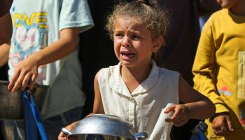 بكاء طفلة لم تحصل على الطعام بعد انتظارها لساعات طويلة (أشرف عمرة/ Getty)