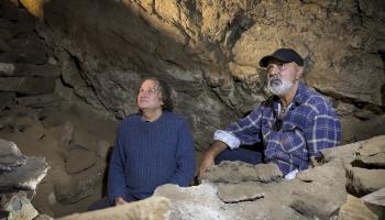 عالما الآثار برونو ديفيد وراسل مولت خلال التنقيب في كهف في أستراليا / إكس