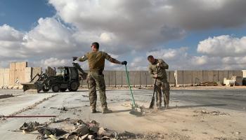 جنود أميركيون في قاعدة عين الأسد يجمعون مخلفات هجوم سابق، 13 يناير 2020 (فرانس برس)