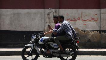 مواطنان على دراجة نارية في القاهرة، 3 يوليو 2024 (عمر عبدالله دلش/رويترز)