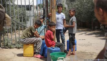 يشارك الآلاف من أطفال غزة في جلب الماء (محمد الحجار)