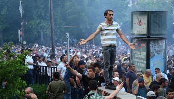 متظاهرون في يريفان ضد التنازل عن أراضي ناغورنو كاراباخ (كارن ميناسيان/ فرانس برس)