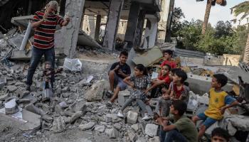 أطفال فلسطينيون في دير البلح وعرض دمى - 25 يوليو 2024 (علي جاد الله/ الأناضول)