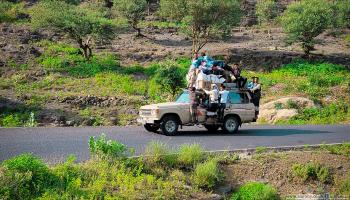 صعوبات كبيرة يواجهها المواطنون في التنقل نقل اليمن (العربي الجديد)