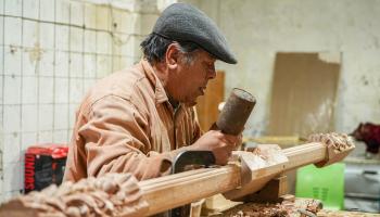 عامل مصري يمتهن حرفة النجارة في العراق (إسماعيل عدنان/Getty)