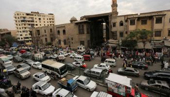 يفاقم الزحام أزمة انتظار السيارات في شوارع مصر (فاضل داود/Getty)