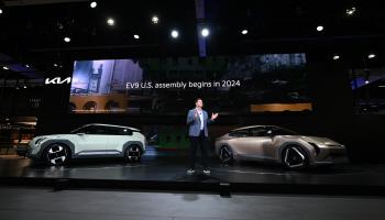 الكشف عن سيارة كيا الاختبارية EV3 وEV4 بكاليفورنيا، 16 نوفمبر 2023 (روبين بيك/ فرانس برس)