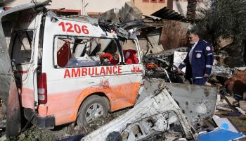 اغتيال الكوادر الحكومية في غزة سيارة إسعاف، دير البلح، 11 يناير 2024 (أشرف عمرة/الأناضول)