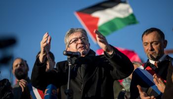 من مشاركة جان لوك ميلونشون في التظاهرات المتضامنة مع فلسطين (فابريس كوفريني/فرانس برس)