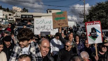 من تظاهرات فلسطينيي الداخل في حيفا لإنهاء الحرب وانسحاب الاحتلال من غزة (مصطفى الخروف/الأناضول)