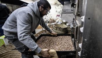 عامل يعد منتجات للبيع في سوق البلدة القديمة بالقدس يوم 8 إبريل 2024 أسواق القدس (مصطفى الخاروف/Getty)