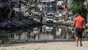 تجمّع مياه صرف صحي في خانيونس - غزة - 1 يوليو 2024 (عبد الرحيم الخطيب/ الأناضول)