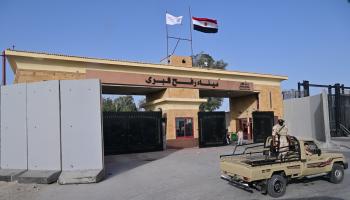 الحدود المصرية مع غزة آلية للجيش المصري، معبر رفح، 4 يوليو 2024 (جوزيبي كاكاشي/فرانس برس)