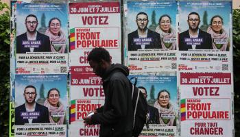 ملصقات انتخابية على جدران باريس، 5 يوليو 2024 (إيمانويل دوناند/ فرانس برس)