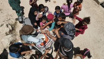 أطفال ومثلجات وسط الحر في أحد مخيمات النازحين السوريين - 28 يونيو 2024 (عارف وتد/ فرانس برس)