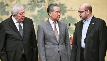  وزير الخارجية الصيني وانغ يي يتوسط العالول وموسى أبو مرزوق خلال حفل توقيع "إعلان بكين" ( 23/7/2024 فرانس برس)