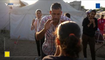 ملاكم من غزّة يدرب الفتيات في خانيونس لمصارعة التوتر