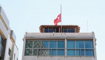 السفارة التركية في تل أبيب تنكس علمها حداداً على هنية (إكس)