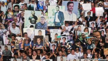 رفع صور لضحايا في تفجير مرفأ بيروت 4 أغسطس 2024 (العربي الجديد)