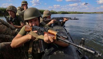 روسيا وأوكرانيا مناورات أوكرانية في خيرسون، 31 يوليو 2024 (إيفان أنتيبينكو/رويترز)