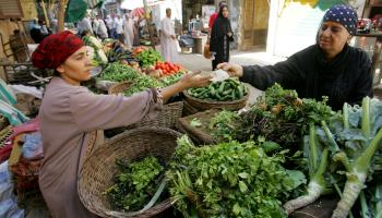 بائعة خضروات في سوق إمبابة الشعبي بمحافظة الجيزة (خالد دسوقي/ فرانس برس)